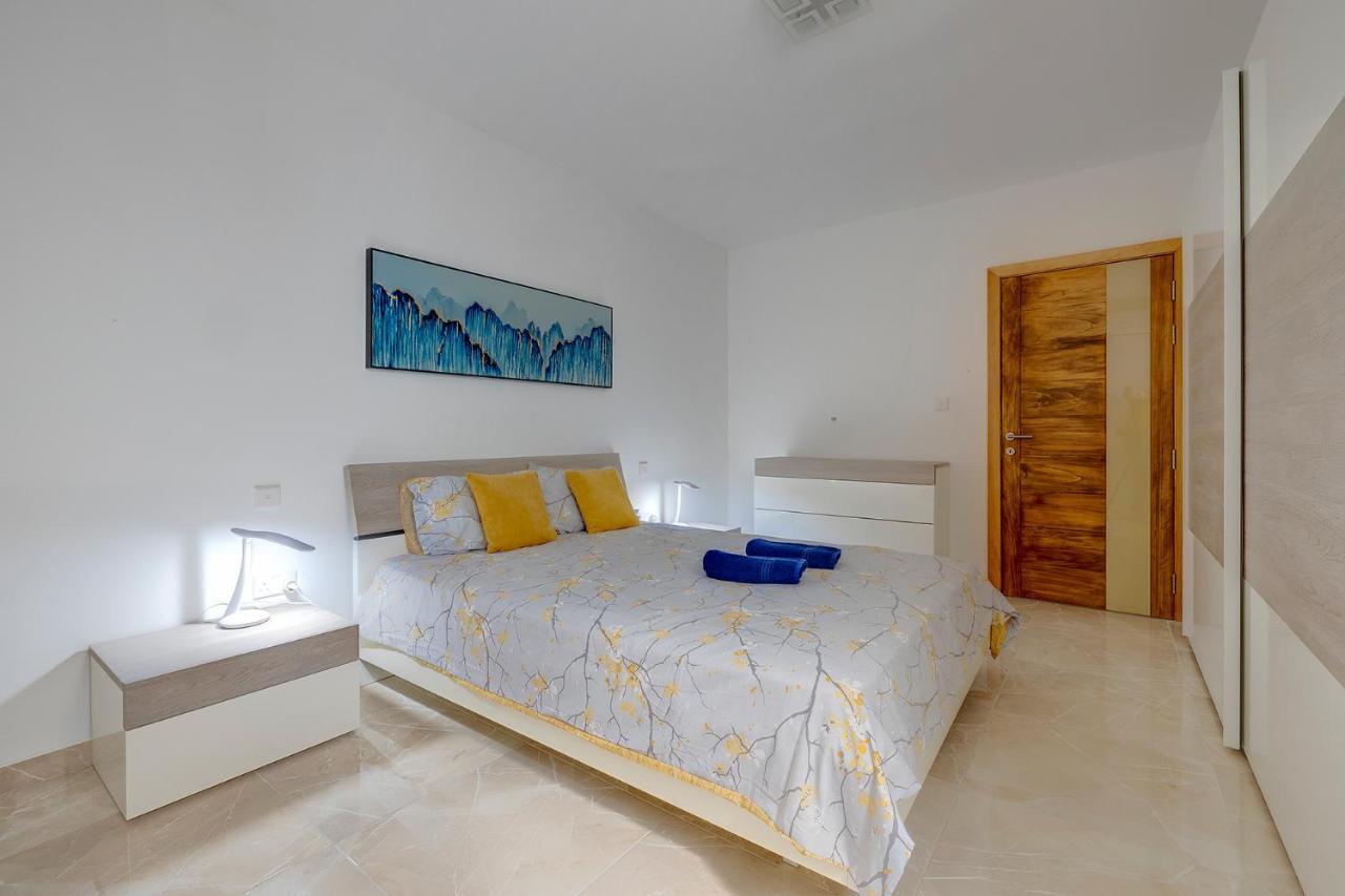 Deluxe Apartment Steps To St George'S Bay Saint Julian's 외부 사진