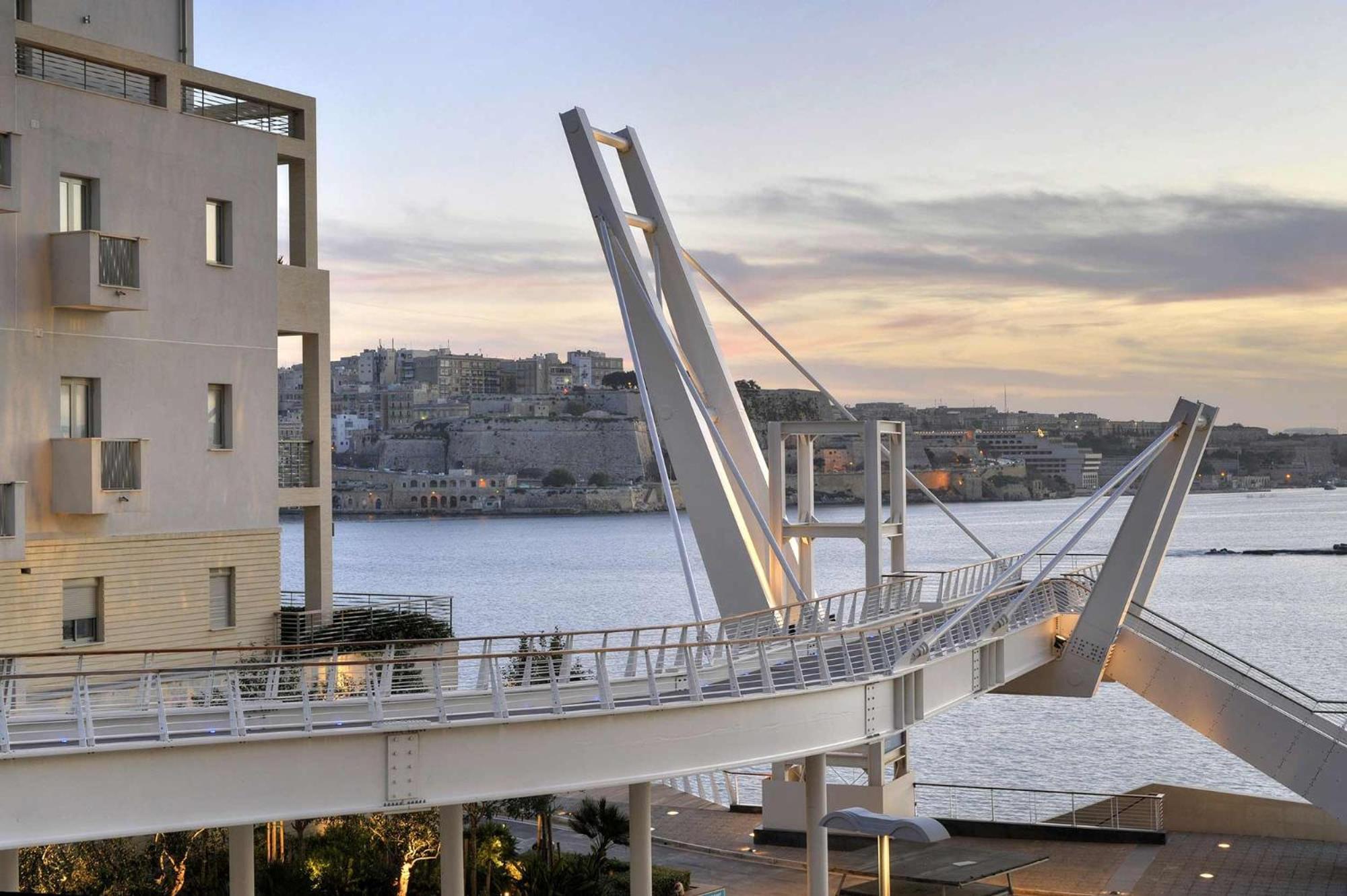 Deluxe Apartment Steps To St George'S Bay Saint Julian's 외부 사진