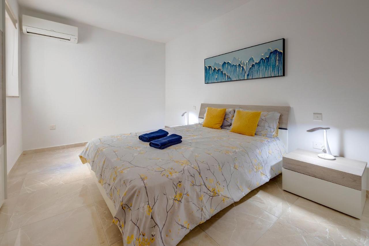 Deluxe Apartment Steps To St George'S Bay Saint Julian's 외부 사진