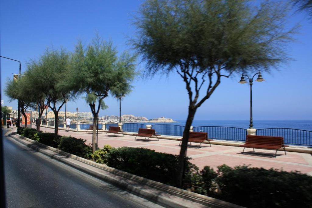 Deluxe Apartment Steps To St George'S Bay Saint Julian's 외부 사진