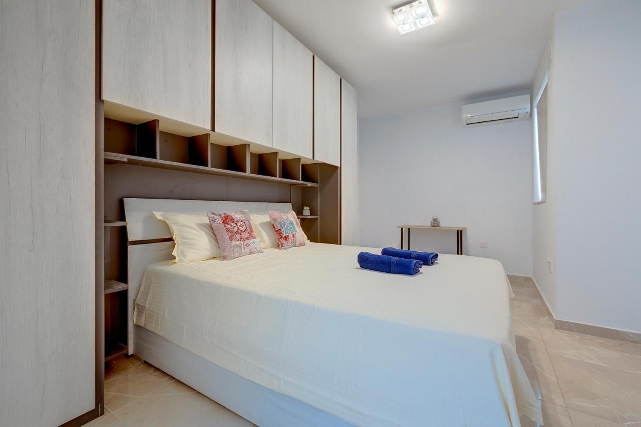 Deluxe Apartment Steps To St George'S Bay Saint Julian's 외부 사진