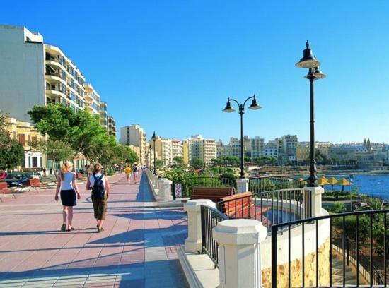 Deluxe Apartment Steps To St George'S Bay Saint Julian's 외부 사진