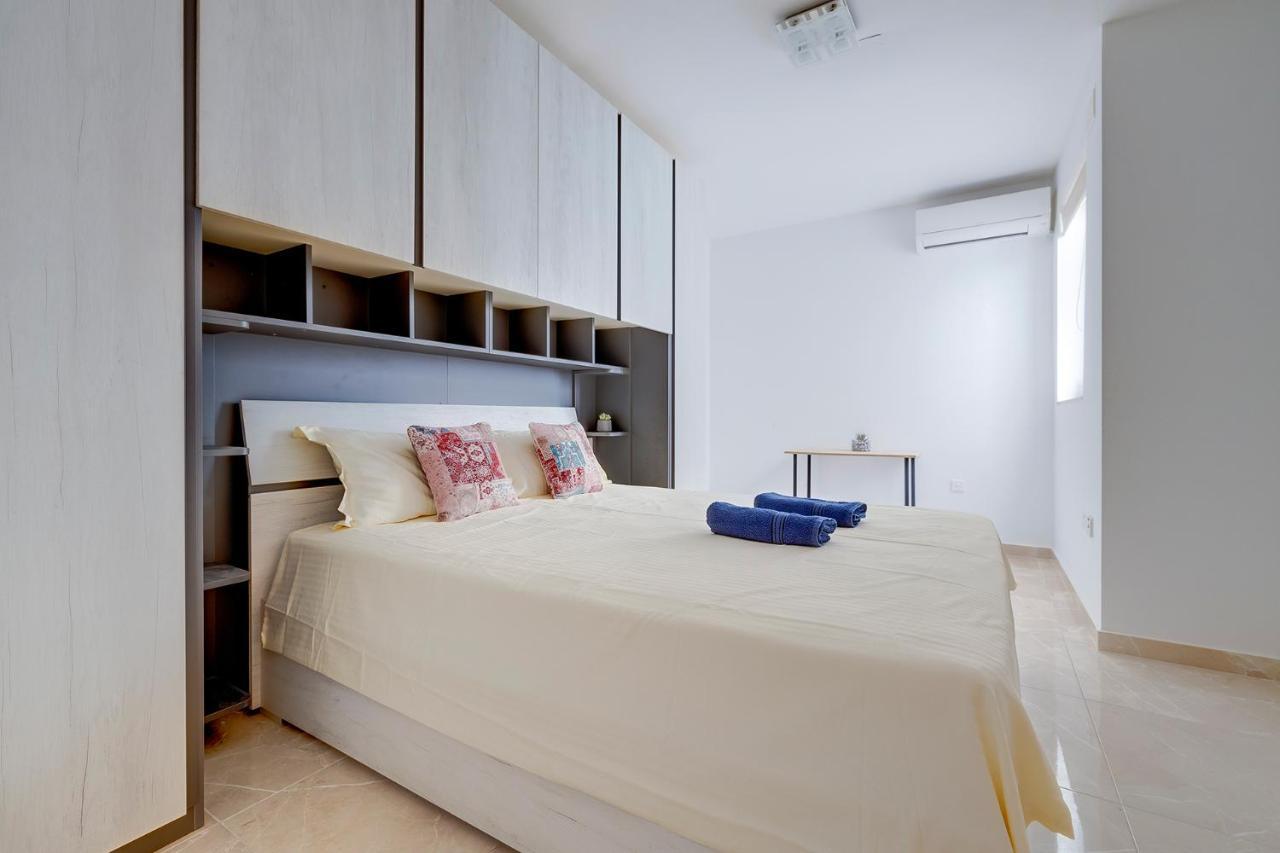 Deluxe Apartment Steps To St George'S Bay Saint Julian's 외부 사진